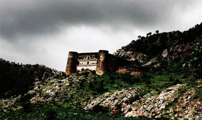 Bhangarh fort is on every daredevil’s list of must visit places in India