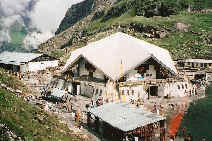 A distant shot of the Hemkunt Sahib and the water body