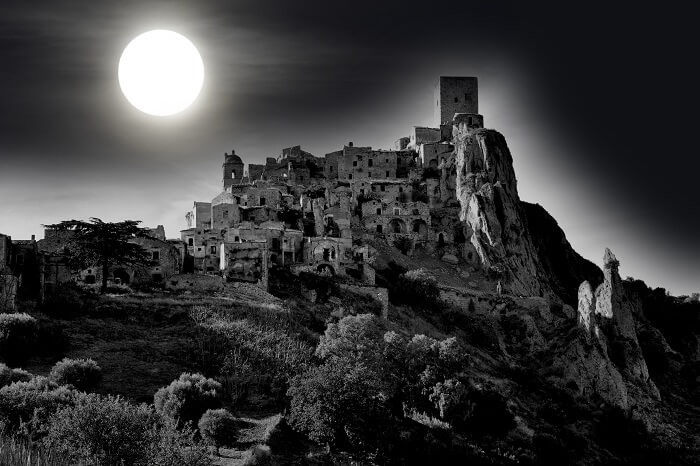 Craco-in-the-moonlight-an-abandoned-village-in-Basilicata-south-of-Italy.jpg
