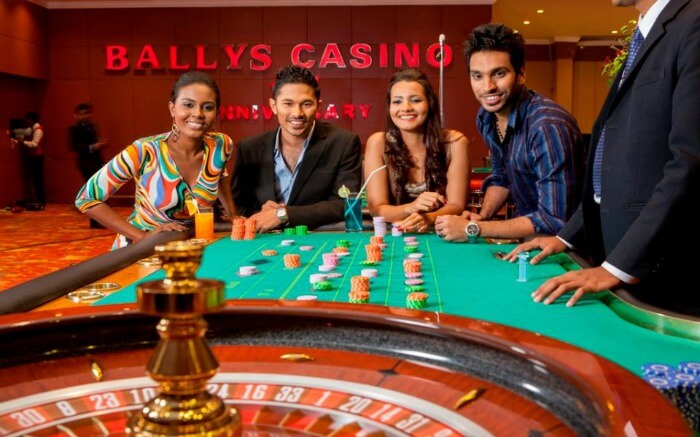Peopleenjoying at Bally’s Casino in Colombo