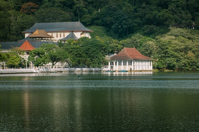 Ashot of the Temple of Tooth Relic and the Kandy Lake in Sri Lanka