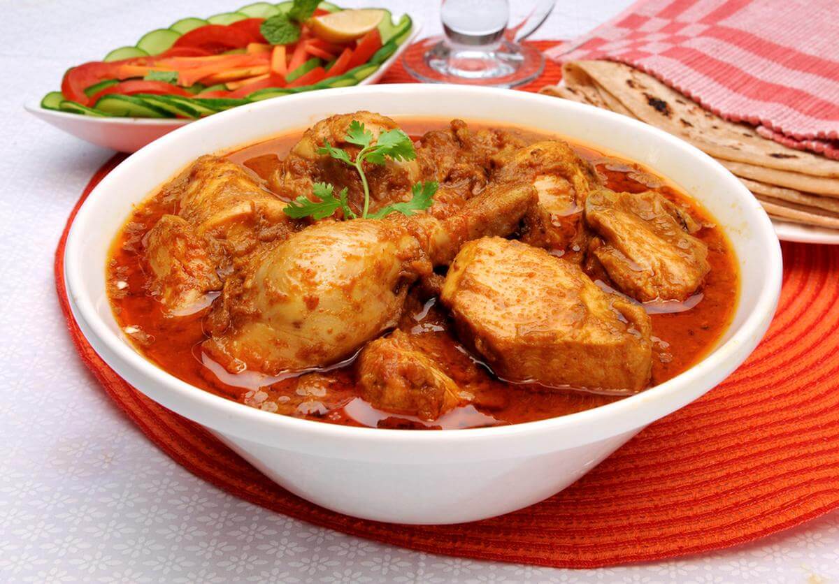 chickencurry in a big white bowl