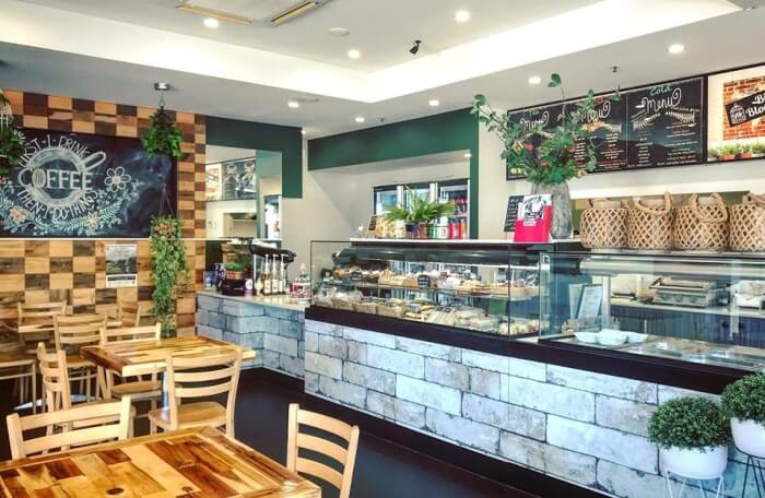 Birds & Blooms Café