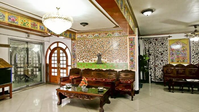 The mesmerizingly rich decor of Hotel Centre Point in Srinagar