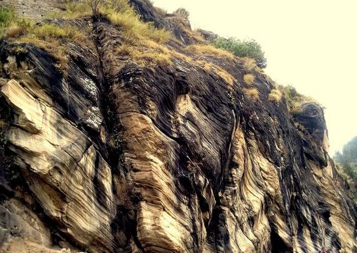Vibrant mountains on the way down from Kheer Ganga