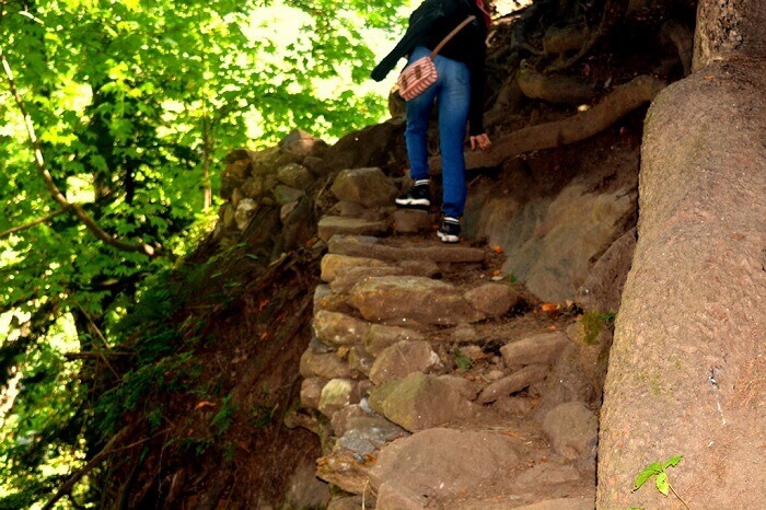 The tricky path up the climb to the Kheer Ganga Trek