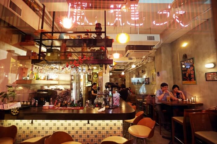has nostalgic interiors decorated with neon lights and fluorescent toys from 60’s