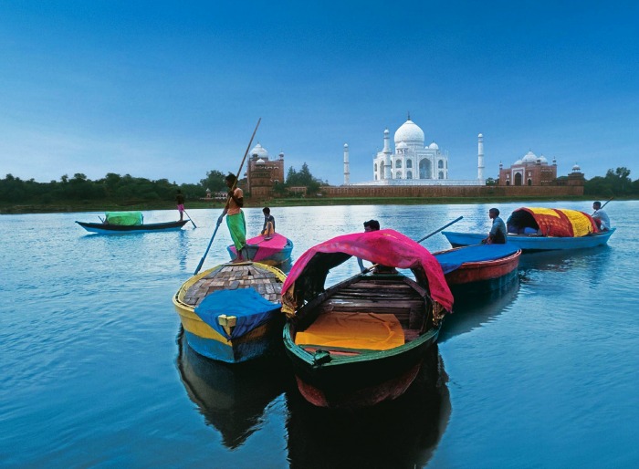 Propose a girl at the spot where water reflects the Taj Mahal, Agra