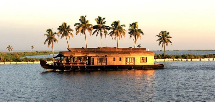 houseboat in kuttanad