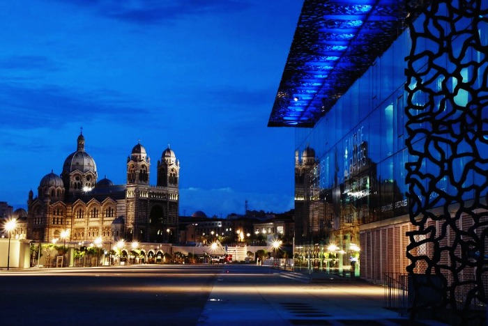 Romantic walks at the Parisian Boulevards in an honeymoon at Marseille