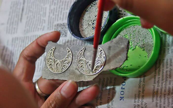 The intricate craftsmanship on silver in Celuk Village – the best shopping place in Bali for girls