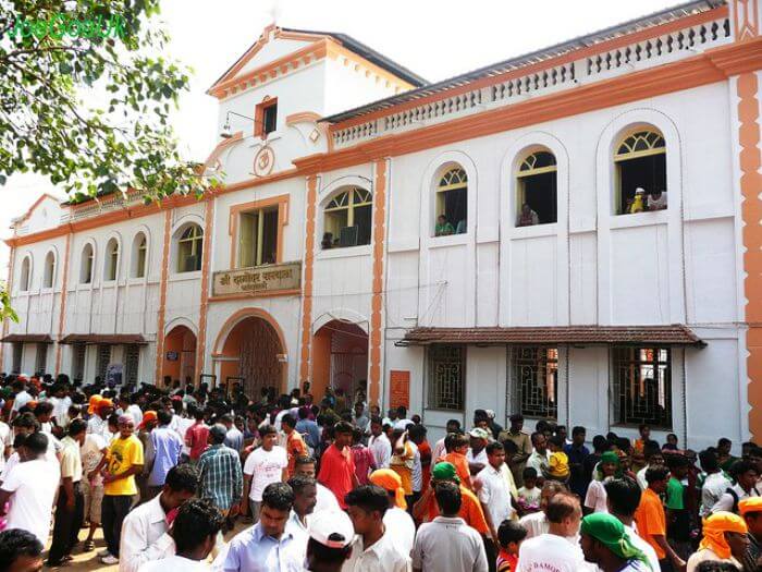 Mob in front of Damodar temple in Goa