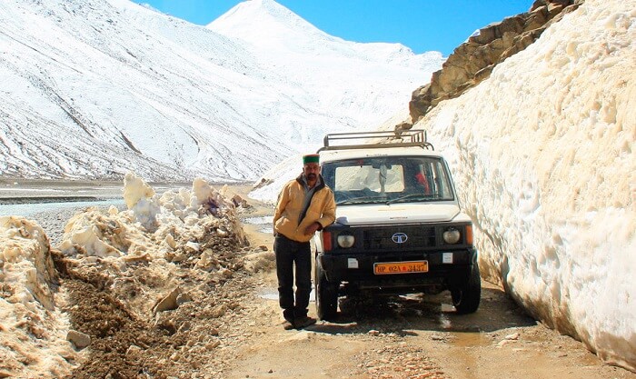 A Jeep on a narrow lane of Manali
