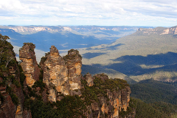 Three Sisters Blue Mountain in New South Wales – one of the most dramatic honeymoon destinations in Australia