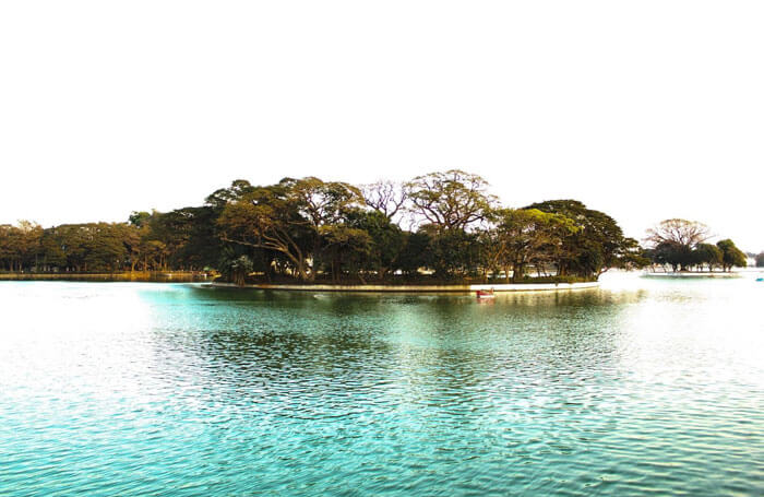 Dazzling turquoise water at Ulsoor Lake in Karnataka