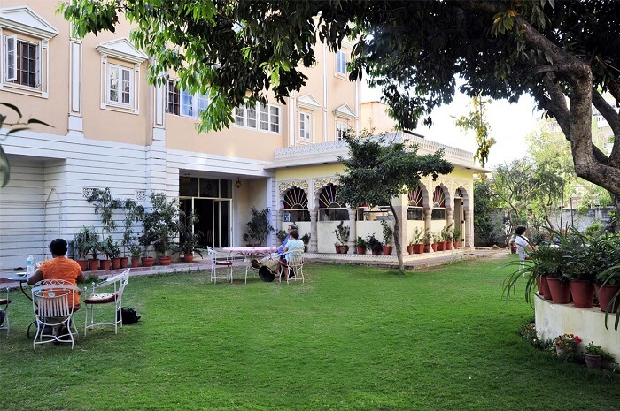 Hotel Anuraag Villa is one such resort in Jaipur for families and large gatherings