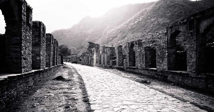 The path leading to the Bhangarh Fort in Rajasthan from the entrance