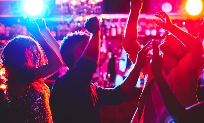 Youngsters enjoying the lovely nightlife in Colombo