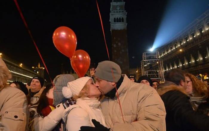 mass kissing in Venice