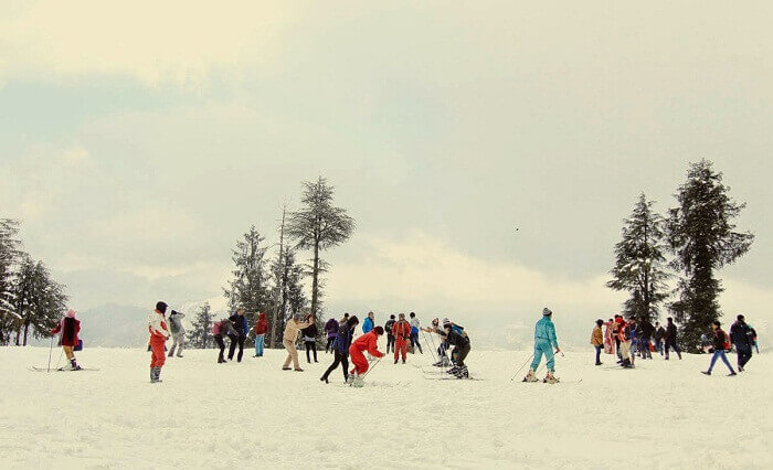 People try winter sports at Kufri