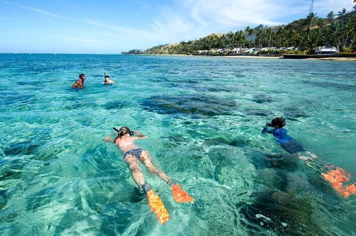 A couple learns snorkeling at the Viti Levu island