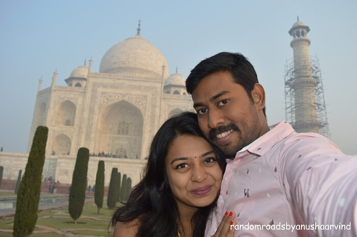 Anusha and Arvind click a selfie in the background of Taj Mahal