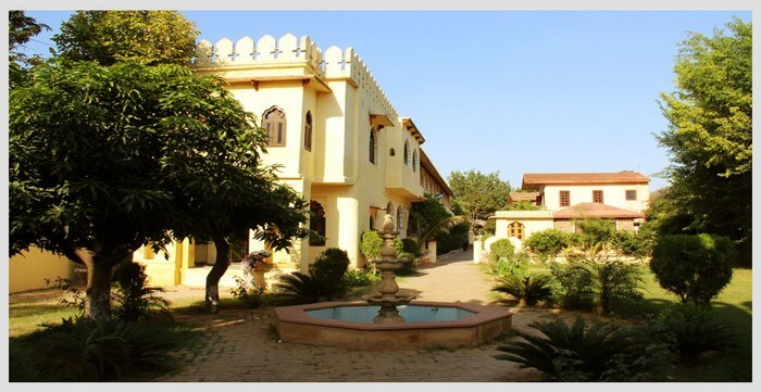 Path leading to the entrance of Sajjan Bagh