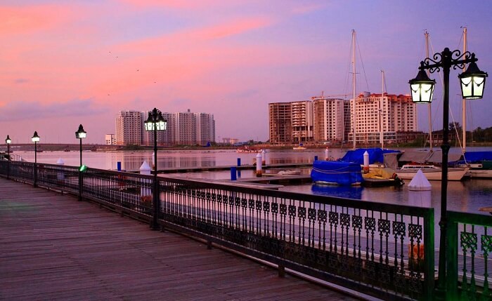 A motionless evening at the harbour at Bolgatty Palace Island