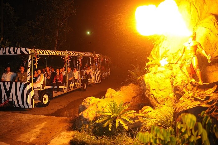 Entry to Singapore Night Safari is full on dramatic with fire-eaters and deadly animals welcoming you
