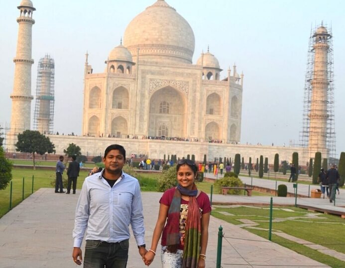 Madhumita and her husband at Taj Mahal Agra