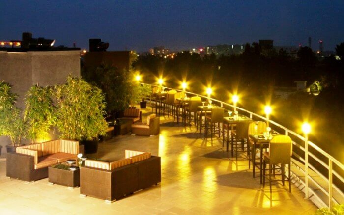 25 Romantic Places In & Around Bangalore For Your Date