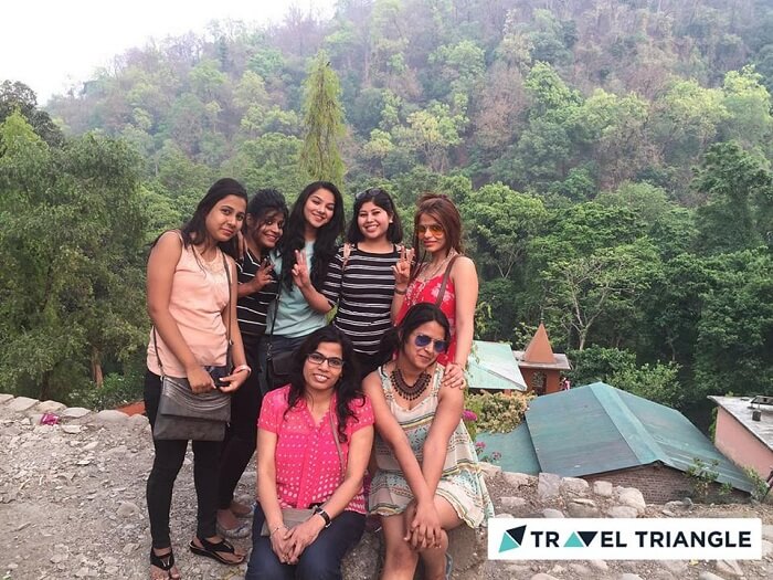 Gilrs pose a photo in Jim Corbett