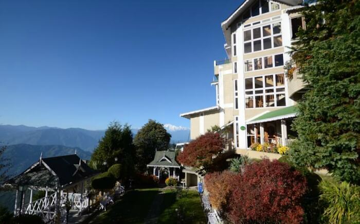 Classy Cedar Inn with a pleasing view of the hills