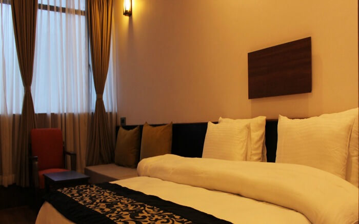 Comforting and warm room of Pine Tree Resort with minimalistic yet modern interiors