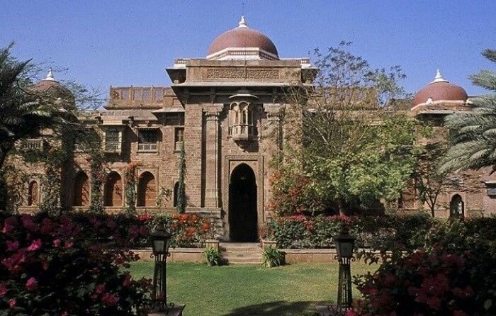 The colonial style Ranbanka Palace and the garden in the hotel