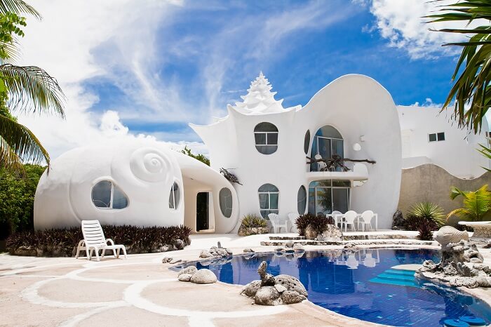 A beautiful snap of the swimming pool and the main building of the Seashell House at Isla Mujeres in Mexico