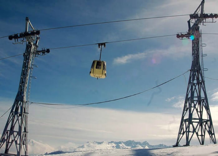 Gondola ride in Gulmarg is fun for tourists