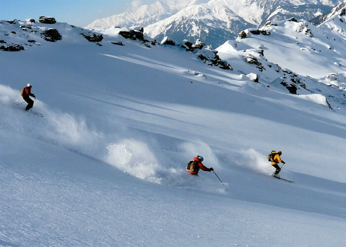 Tourists enjoying skiing in Manali