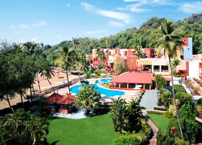 The poolside deck of the Cidade de Goa