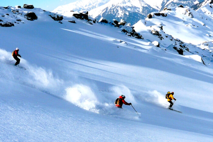 Skiers skiing in Auli