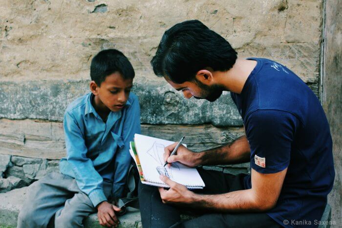 kid keenly watching rahul sketch