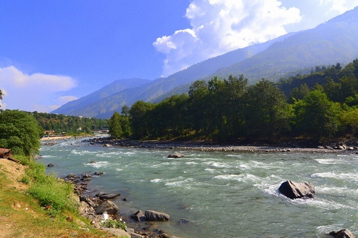 River and mountains in Manali