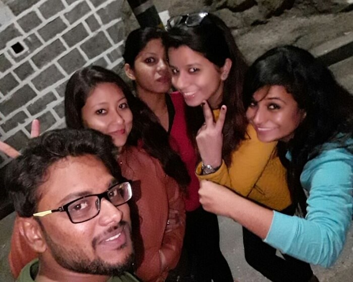 Travelers in Lansdowne clicking a selfie