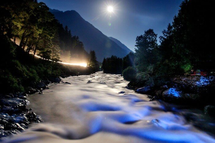 A night shot of the Parvati River at Kasol