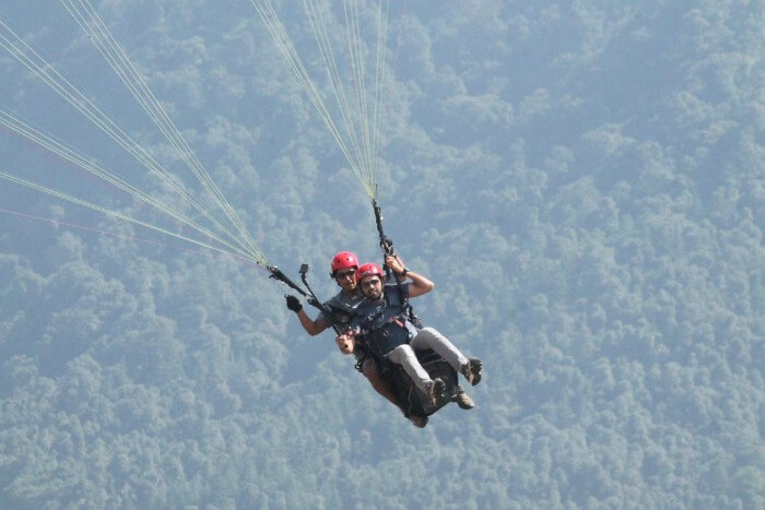 soumya coming back to the ground after paragliding in bir