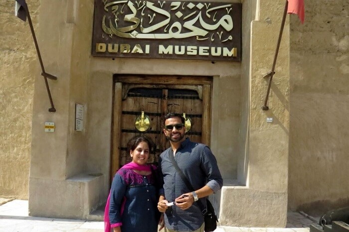 couple traveling together near dubai museum