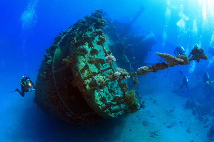 go shipwreck diving in seychelles