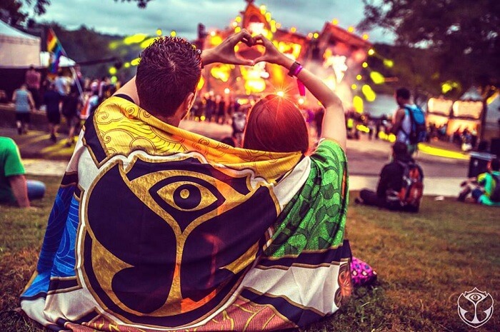 Couple gets romantic at a festival
