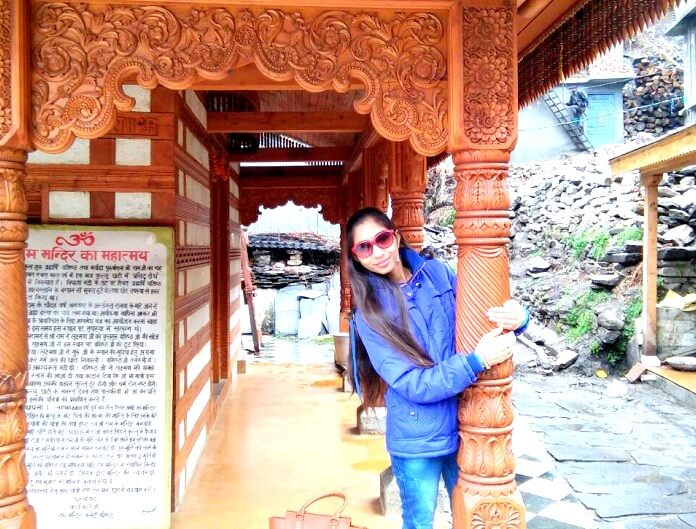 Female sightseeing in Manali