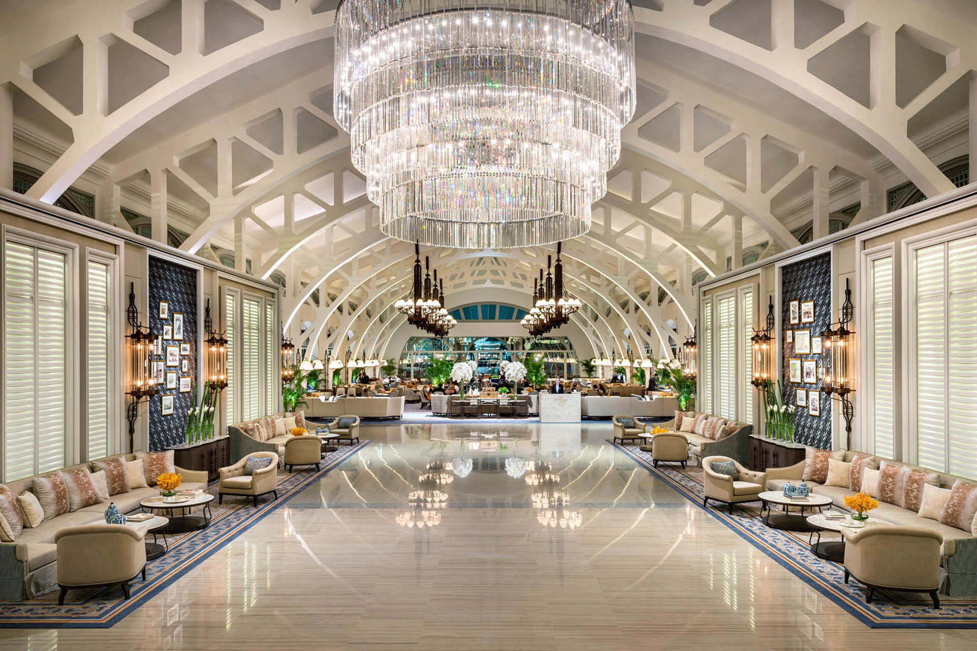 A huge chandelier in the lobby of Fullertone bay hotel